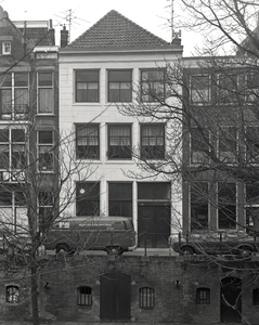 813416 Gezicht op de voorgevel van het pand Oudegracht 307 te Utrecht, voor de restauratie.